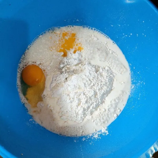 Dalam baskom campurkan tepung, telur, susu cair, air, garam, lada, kecap asin, kecap shoyu, dan baking powder.
