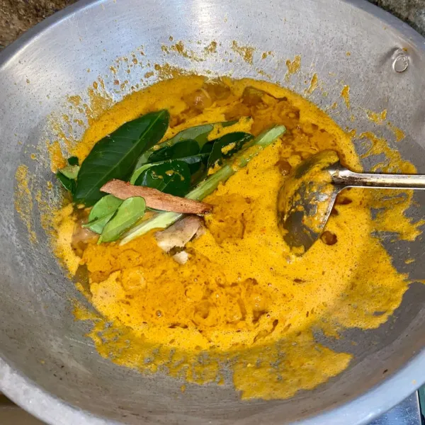 Tambahkan bumbu cemplung, lalu tumis hingga harum.