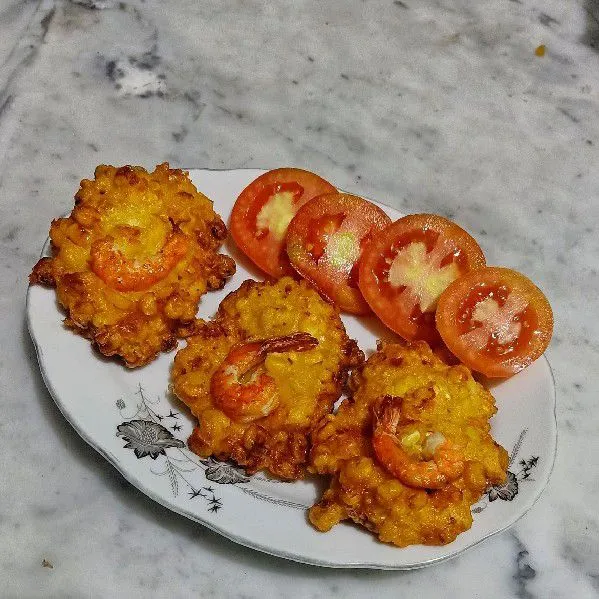 Bakwan jagung toping udang