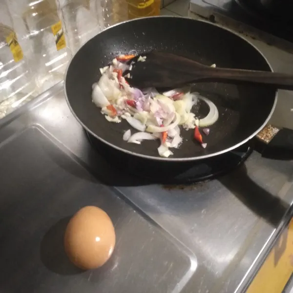 Tambahkan telur, lalu orak arik dan aduk rata dengan bumbu.
