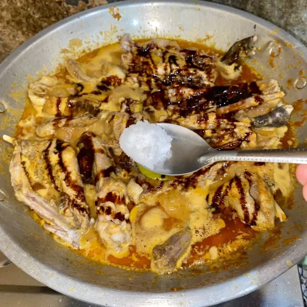 Tambahkan garam, kaldu bubuk, gula pasir dan kecap manis. Tutup wajan, lalu masak dengan api sedang hingga daging empuk dan bumbu meresap. Angkat dan sajikan.