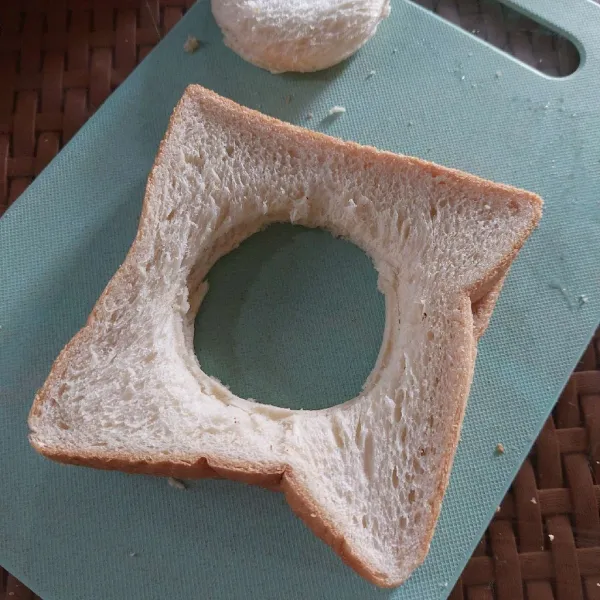 Bolongi bagian tengah dua lembar roti.