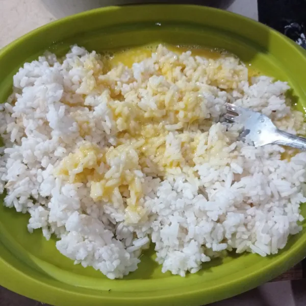 Masukan nasi aduk sampai tercampur rata.