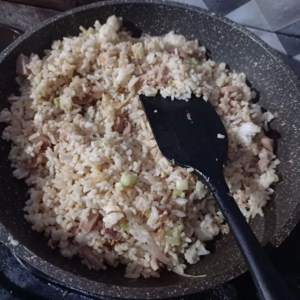 Masak sampai tanak, cek rasanya, matikan api.