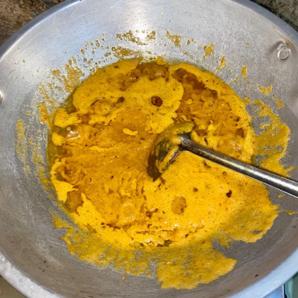 Panaskan minyak, lalu tumis bumbu halus.