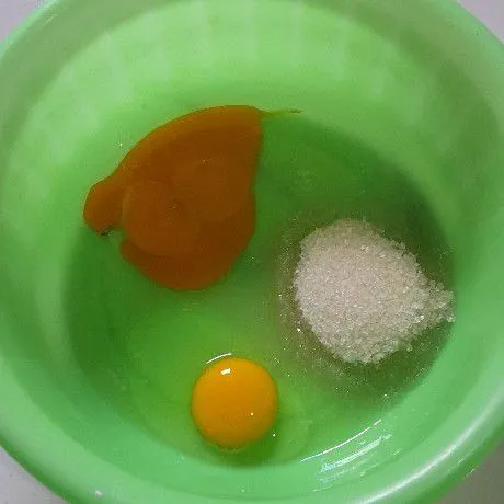 Dalam mangkuk besar, kocok telur dan gula.