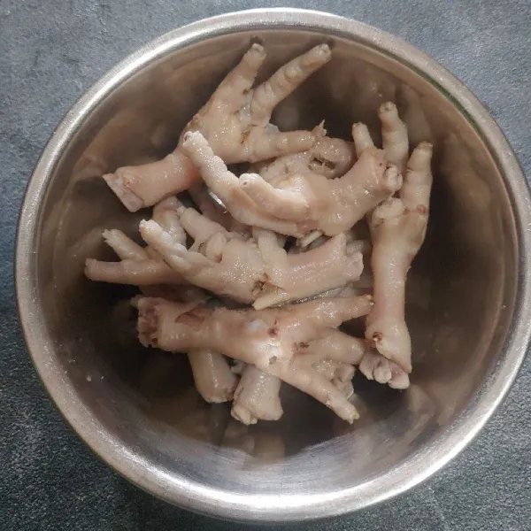 Bersihkan ceker ayam lalu rebus sampai empuk lalu angkat dan tiriskan.