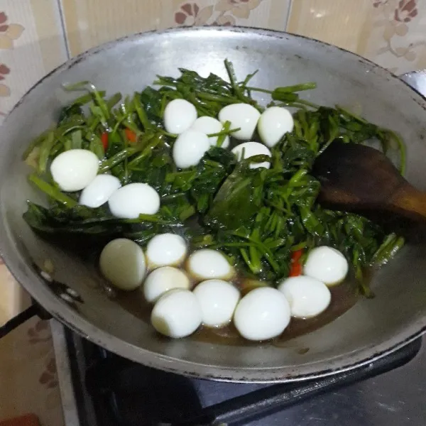 Masukkan telur puyuh dan masak hingga bumbu meresap.