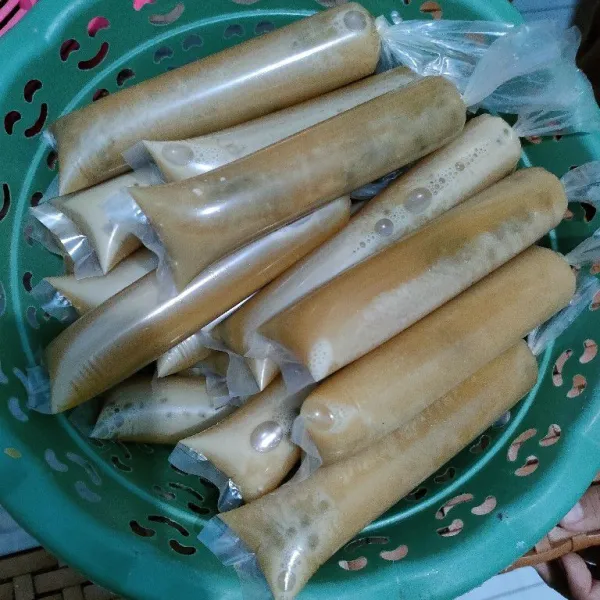 Setelah kacang hijau matang dan dingin, bungkus menggunakan plastik es mambo.