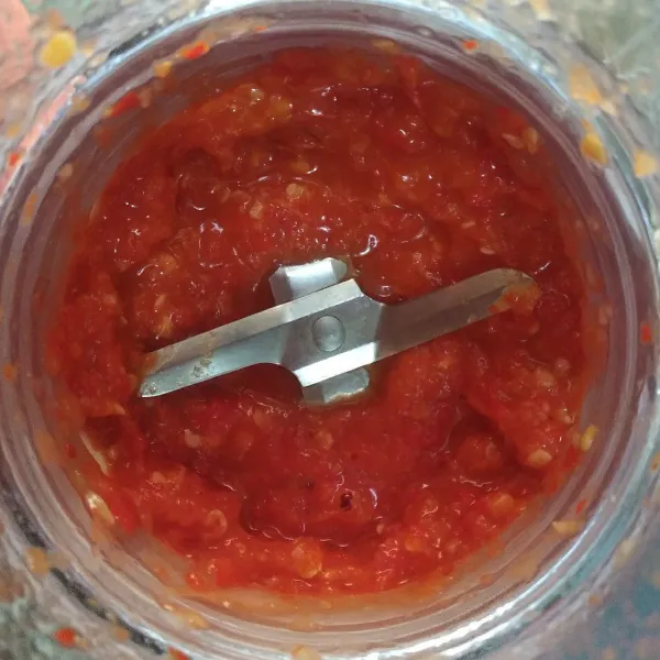 Siapkan blender, masukkan tomat, cabe, bawang merah dan bawang putih ke dalam blender lalu blender sebentar jangan terlalu halus.