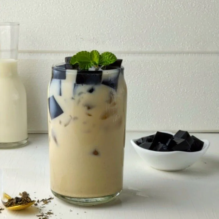 Roasted Milk Tea with Grass Jelly