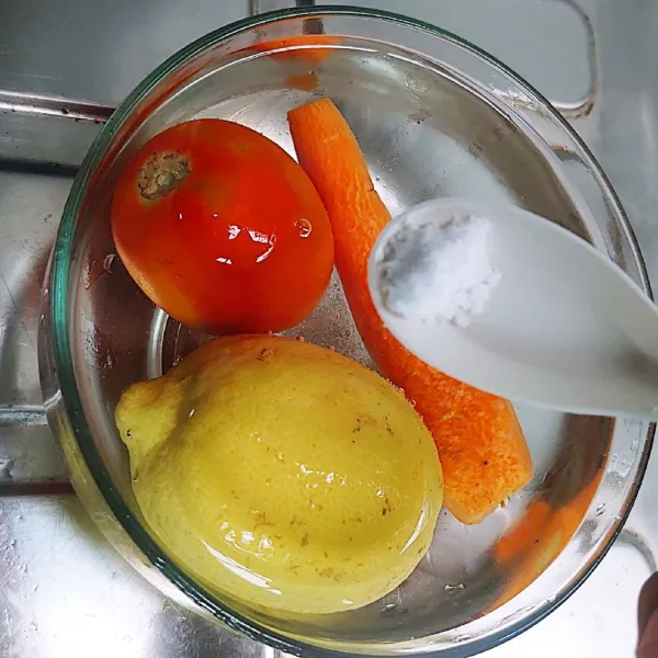 Rendam dan cuci bersih wortel, tomat, dan lemon dengan 1 sdm garam.