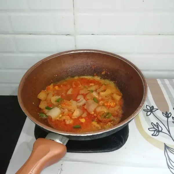 Masukan kikil dan Tambahkan 1 gelas air