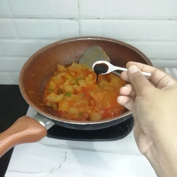 Lalu tambahkan juga 1 sdt kecap manis, aduk rata, dan tunggu hingga bumbu meresap dan airnya surut