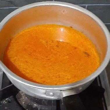 Kemudian tuang air, masak hingga mendidih.