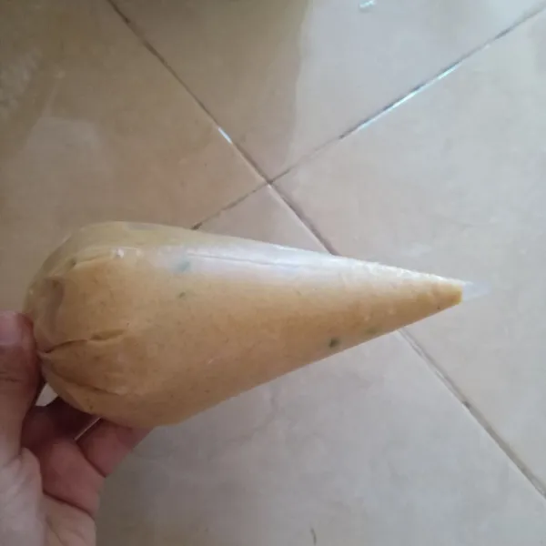 Lalu masukkan ke dalam piping bag.