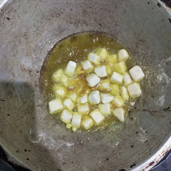 Panaskan minyak lalu goreng tahu hingga crispy lalu angkat.