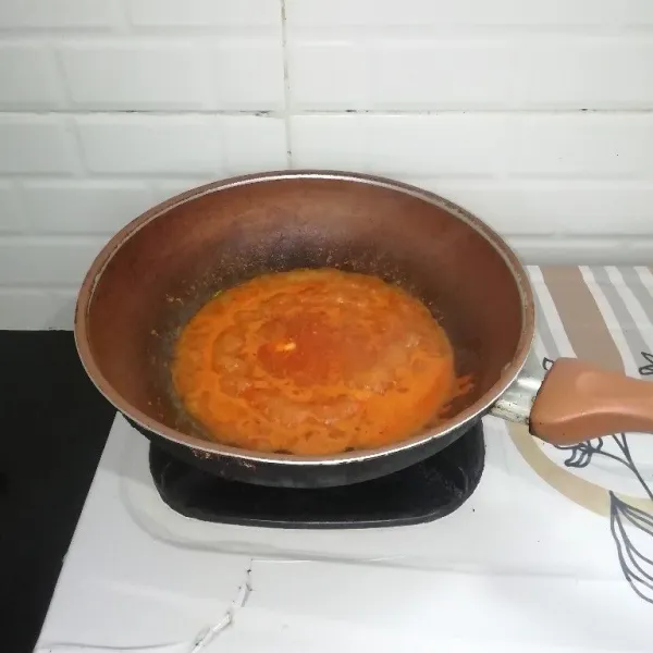 Pertama tumis bumbu sampai harum dan matang