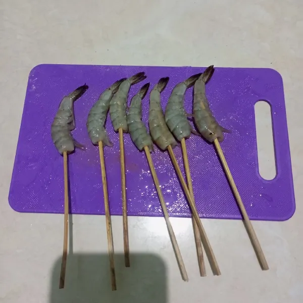 lalu tusuk udang perlahan dengan tusuk sate