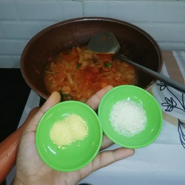 Lalu masukan 2 sdt penyedap rasa ayam dan 1 sdt gula pasir