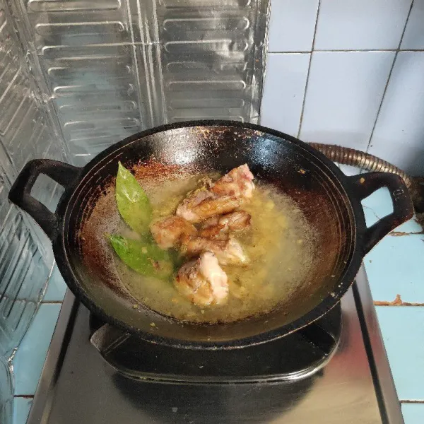 Masukkan ayam, tuang air. Masak hingga mendidih.