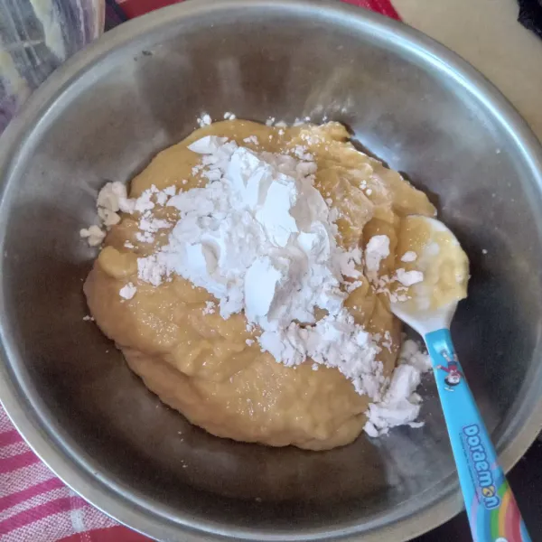 Pindahkan adonan ke dalam wadah lain, tambahkan tepung tapioka, aduk hingga rata.