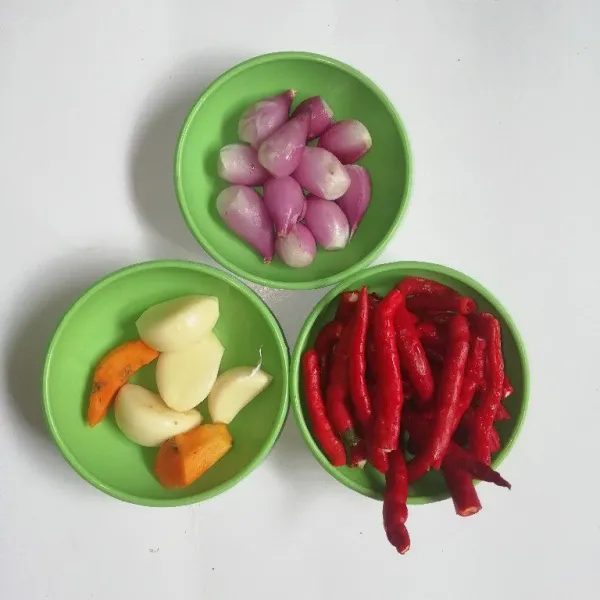 Siapkan bumbu dan blender sampai halus