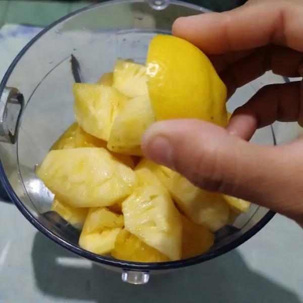Masukkan Romaine Hidroponik, timun dan nanas lalu beri perasan lemon.
