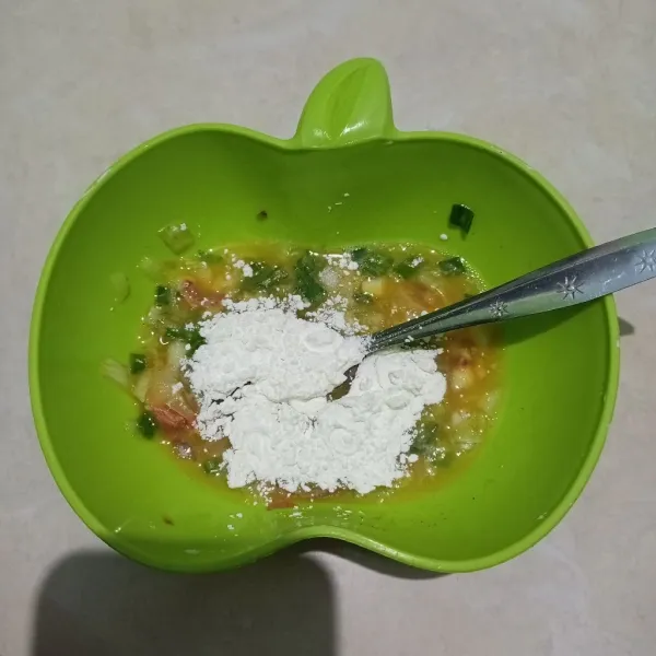 Tambahkan tepung maizena dan aduk.