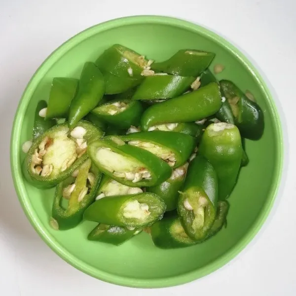 Siapkan juga cabe hijau yg sudah di iris