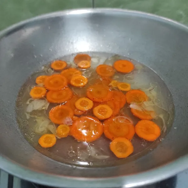 Masukkan wortel, masak hingga wortel empuk.