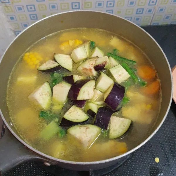 Masukkan kacang panjang, terong, garam, gula, kaldu jamur, masak hingga layu.