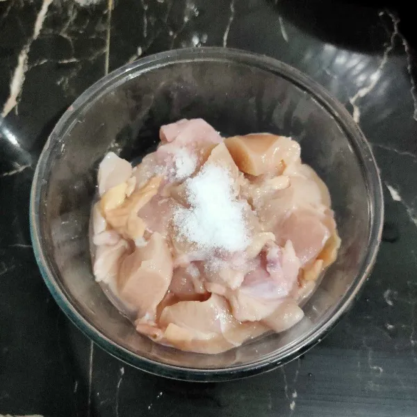 Potong dadu daging ayam yang sudah dibersihkan lalu marinasi dengan 1/4 sdt garam aduk rata lalu diamkan selama 10 menit.