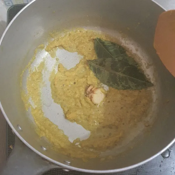 Masukkan lengkuas & daun salam, tumis lagi.