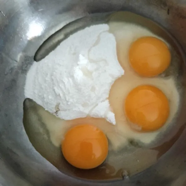 Aduk telur dan gula hingga gula larut.