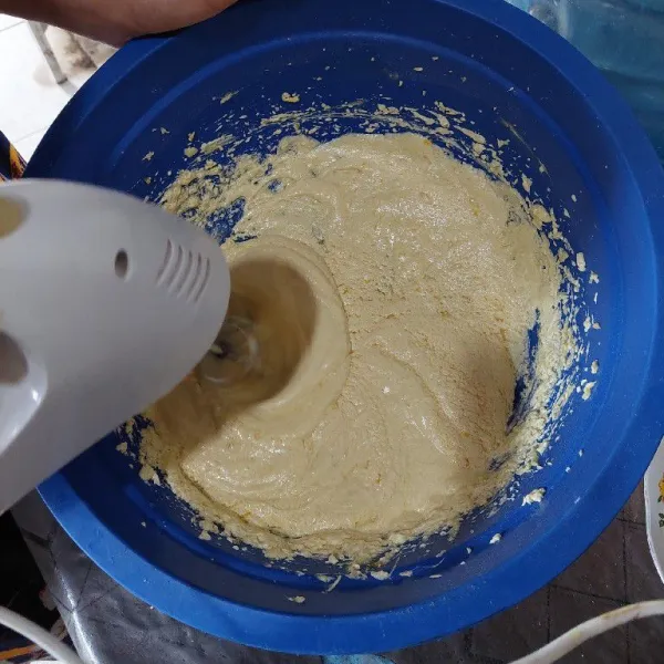 Selanjutnya masukan telur, ovalet dan baking powder, kocok hidup mengembang.