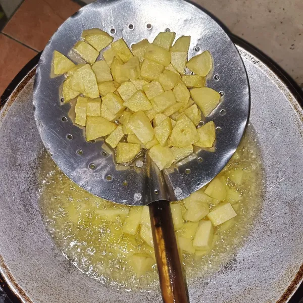 Kupas kentang lalu potong-potong, goreng sampai kentang matang, tiriskan.