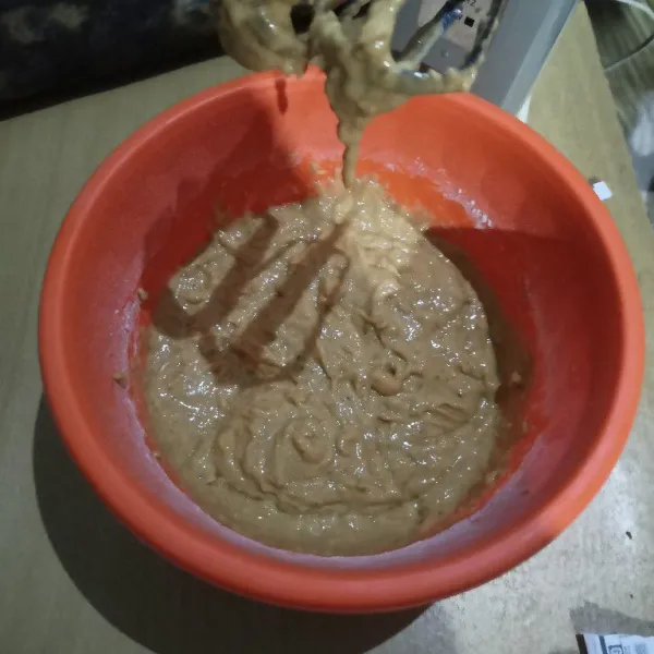 Ayak tepung terigu dan baking powder, masukan pisang yang sudah dilumatkan. Mixer lagi dengan kecepatan rendah selama 2 menit.