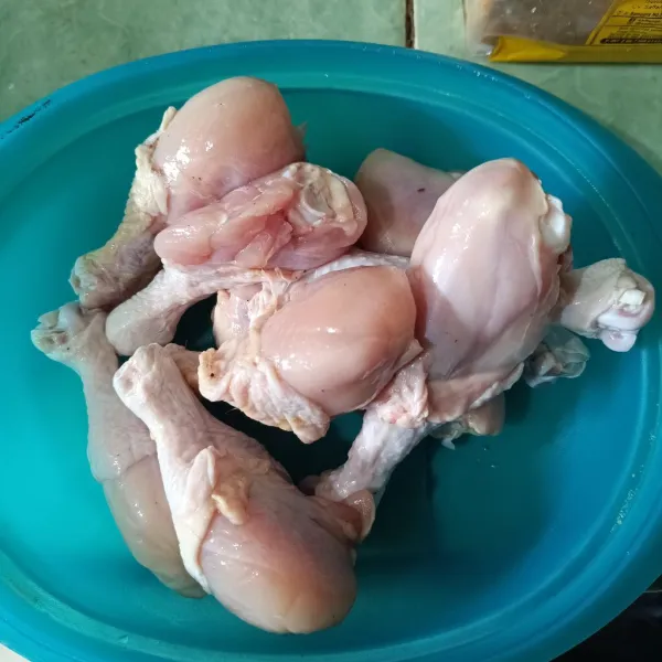 Siapkan wadah, cuci bersih paha ayam, lalu beri perasan jeruk nipis, agar menghilang kan bau tidak sedap pada ayam.