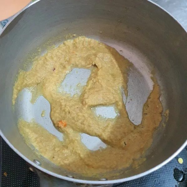 Tumis bumbu halus sampai harum.