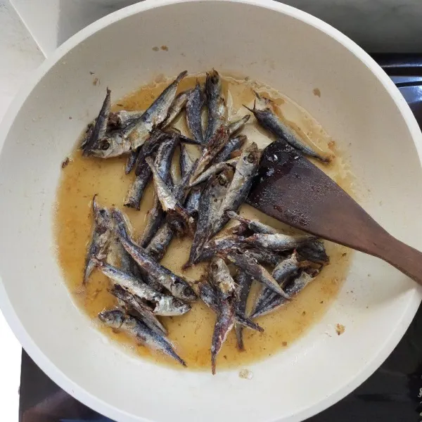 Panaskan minyak, kemudian goreng ikan asin rebus hingga matang dan sedikit kecoklatan, angkat dan tiriskan.
