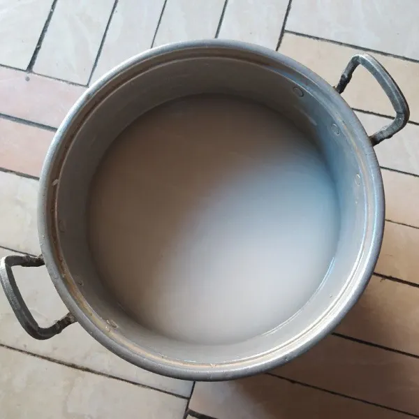 Cuci bersih beras ketan lalu rendam kurang lebih 2 jam.