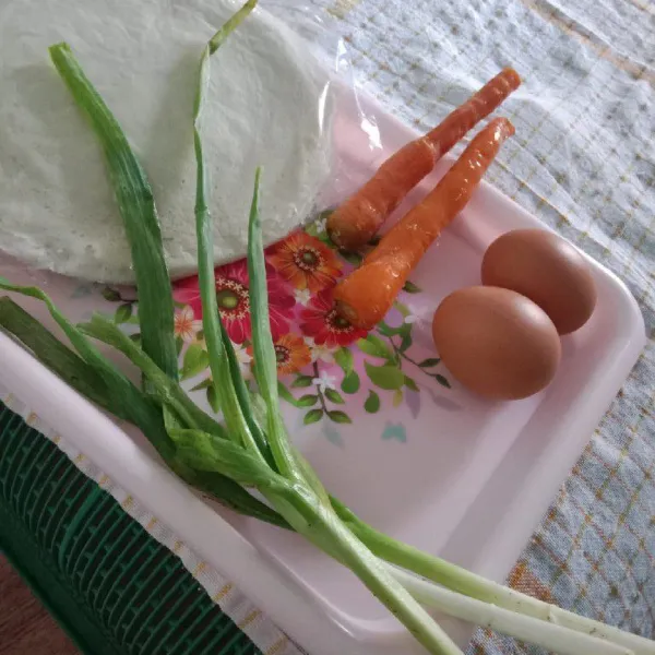 Siapkan telur, kulit lumpia, wortel dan daun bawang yang akan diolah.
