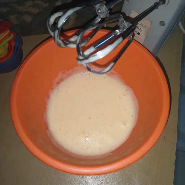 Masukan telur, gula palem, gula pasir dan TBM. Lalu mixer selama 6-7 menit dengan kecepatan tinggi.