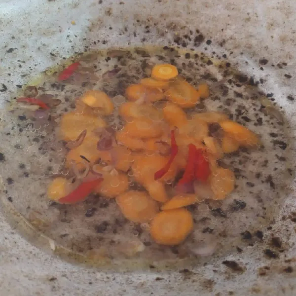Setelah air mendidih masukkan wortel masak sampai wortel setengah matang.
