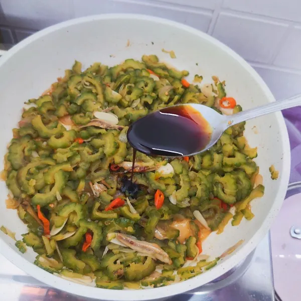 Tambahkan saus tiram, garam, dan kecap manis. Koreksi rasa. Sajikan.
