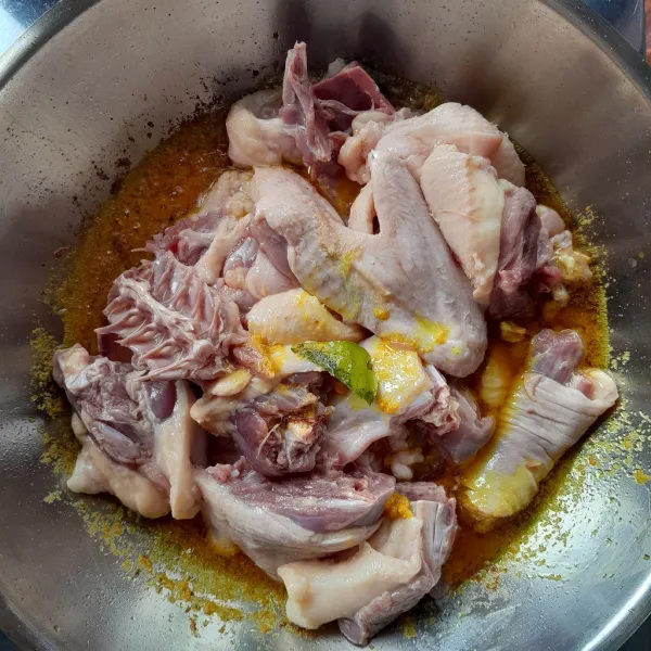 Kemudian masukkan bebek, aduk rata. Masak hingga daging bebek berubah warna.