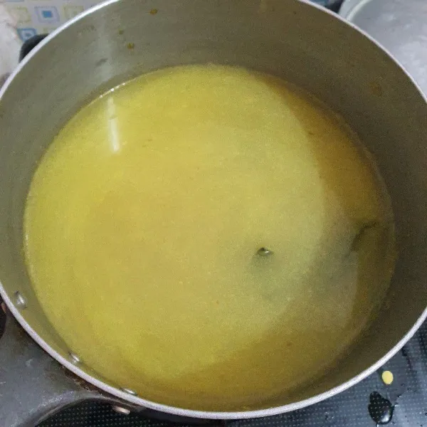 Tambahkan air, biarkan hingga mendidih.