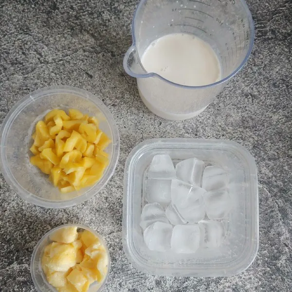 Siapkan bahan-bahannya terlebih dahulu, buah nangka potong dadu, tape singkong, es batu dan susu evaporasi.