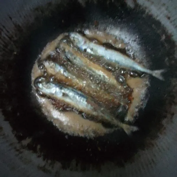 Panaskan minyak, taburi tepung terigu. Lalu goreng ikan pindang.